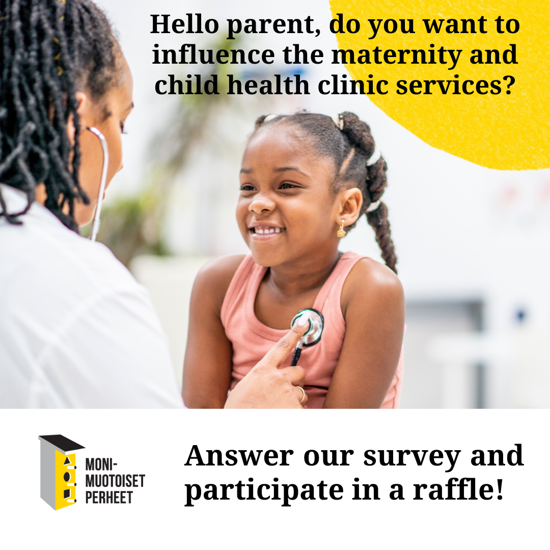 Esikouluikäinen lapsi katsoo hymyillen aikuista, joka kuuntelee hänen sydäntään stetoskoopilla.